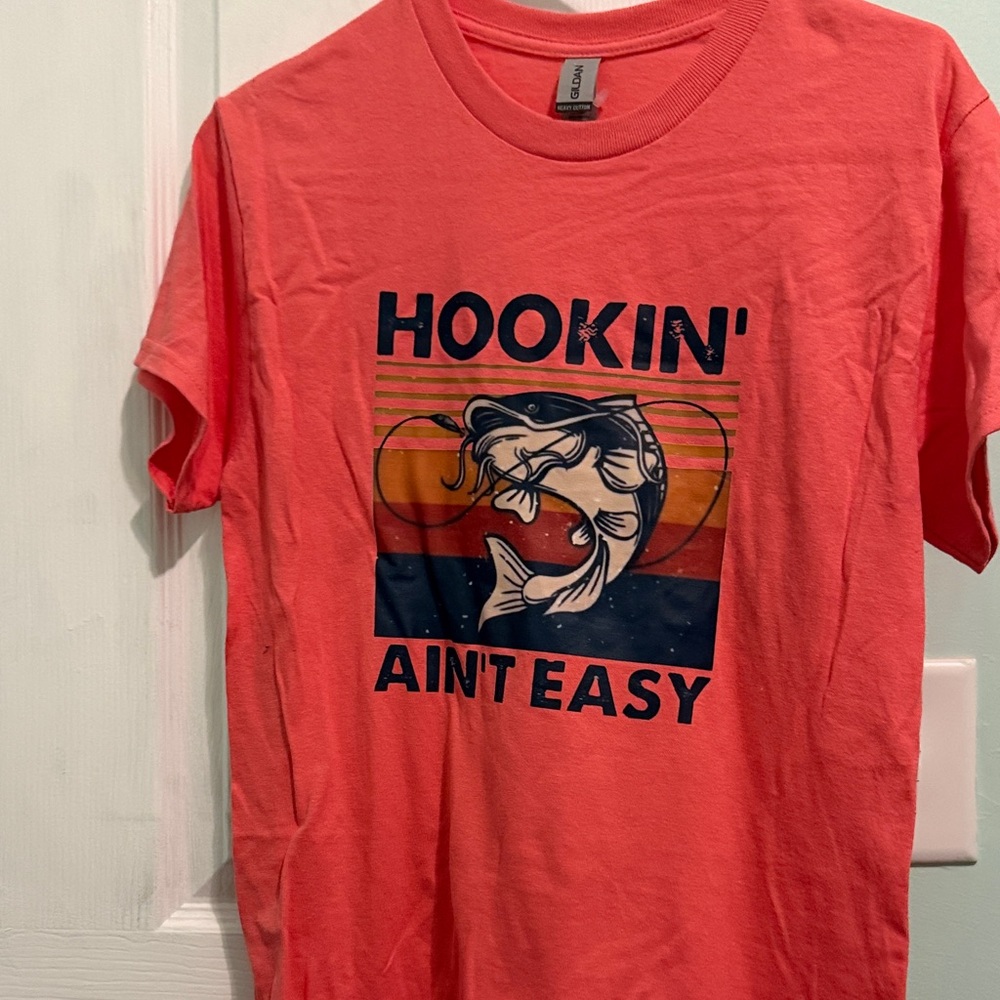🌹Gildan Coral Hookin' Graphic Tee. Hookin ain’t easy. NWOT‎